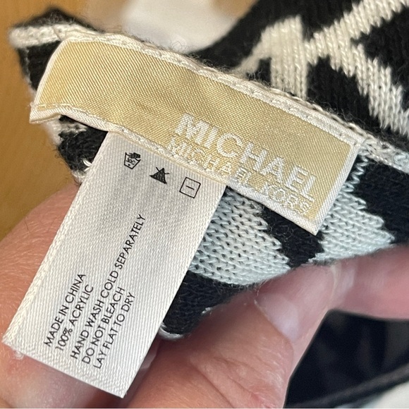 ❄️3/$20 MICHAEL KORS Logo Scarf in Black & White - Picture 5 of 6